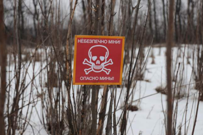 Un cartel advierte de la entrada a un terreno minado en la frontera entre Ucrania y Rusia. STANISLAV KOZLIUK