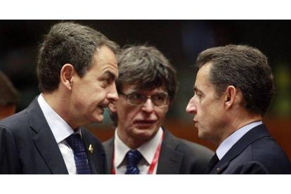 El presidente del Gobierno español, José Luis Rodríguez Zapatero (i), conversa con el presidente francés, Nicolas Sarkozy (d).