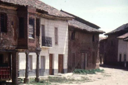 En la tercera casa por la izquierda vivió Antonia Cid en Villademor de la Vega. DL