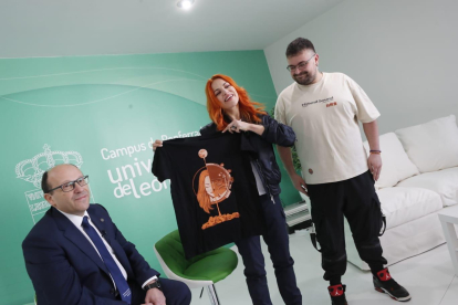 Sara García, presentada por el vicerrector Carlos Polanco, recibió una camiseta con su imagen diseñada por Alejandro de la Fuente. ANA F. BARREDO