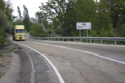 Tramo de la carretera CL-626 entre Cistierna y Puente Almuhey utilizada por los camiones. CAMPOS