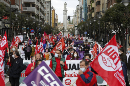 Los manifestantes recorren Gran Vía de San Marcos durante la jornada reivindicativa del Primero de Mayo ayer en León. FERNANDO OTERO