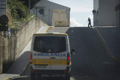 Ambulancia en el servicio de Urgencias del Hospital de León. RAMIRO