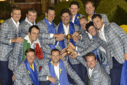 Miembros del equipo europeo posan con la Copa tras ganar una Ryder Cup épica.