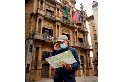 Un turista ‘senior’ este verano en Pamplona. IÑAKI PORTO