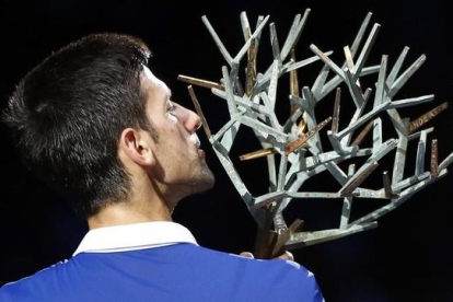 Novak Djokovic besa el trofeo de ganador en París-Bercy.