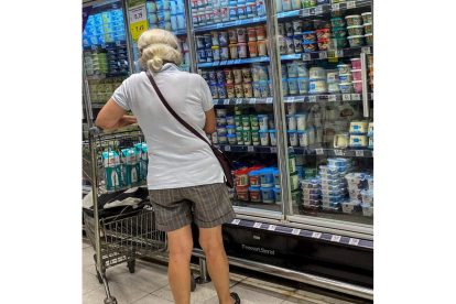 Una mujer compara precios en un supermercado. ANTONIO LACERDA