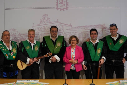 La concejala Evelia Fernández con miembros de la Tuna Universitaria de León. MIGUEL F. B.