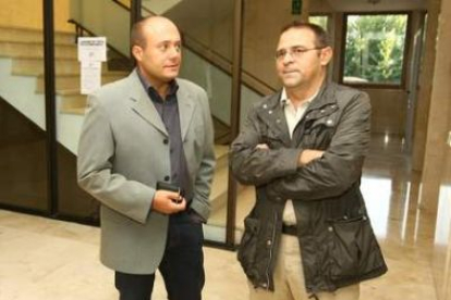 El edil demandado Javier Campos, a la izquierda, en los juzgados, con Fernando de la Torre.