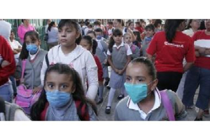 Niños mexicanos van al colegio con mascarilla