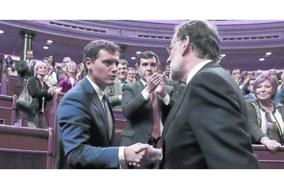 Albert Rivera y Mariano Rajoy se saludan, tras la votación de investidura en la que el candidato del PP logró su reelección.