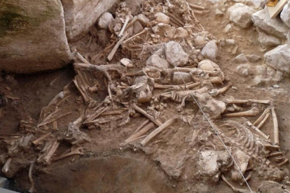 Esqueletos del Neolítico localizados en el yacimiento del Alto de la Huesera, en el sur de Álava.