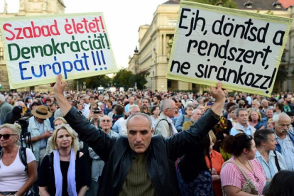 Manifestación opositora, el viernes ante el Parlamento, en Budapest.