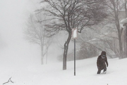 Una persona navega por la nieve profunda durante una tormenta invernal que afecta a gran parte de Estados Unidos, en Buffalo, Nueva York.  JALEN WRIGHT
