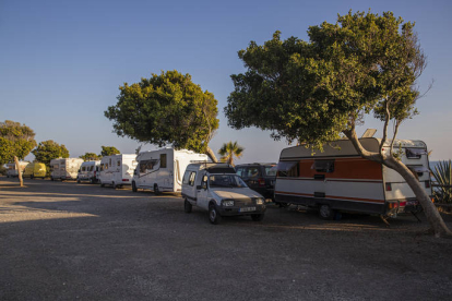 Vista general del aparcamiento con caravanas frente a la playa en el barrio de la Araña en Málaga. JORGE ZAPATA