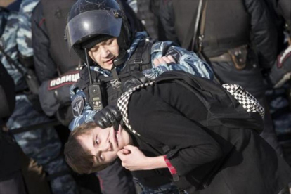 Un policía detiene a un manifestante, en Moscú.