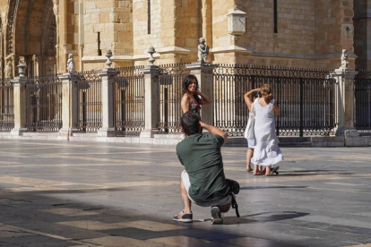 Turistas se fotografían delante de la Catedral. MIGUEL FB