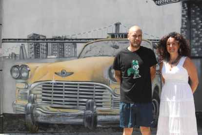 Asier Vera y Belén Cuesta, junto al taxi de Nueva York de su primer mural. L. DE LA MATA
