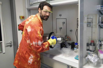 El leonés Rodrigo Pérez, en el laboratorio del Instituto Max Planck de Coloides e Interfaces en Golm . DL
