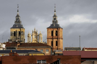 Las torres de la Catedral de Astorga despuntan sobre los tejados de los edificios de la ciudad.