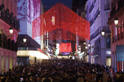 La calle Preciados llena de gente en plena campaña de compras de Navidad. SERGIO PÉREZ