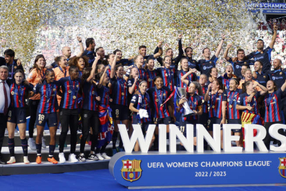 La plantilla del FC Barcelona femenino celebra el título de campeón de la Champions. ALBERTO ESTÉVEZ