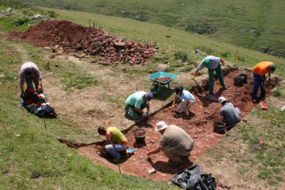 Imagen de archivo de excavaciones en La Carisa. FERNANDO GEIJO/LA NUEVA ESPAÑA