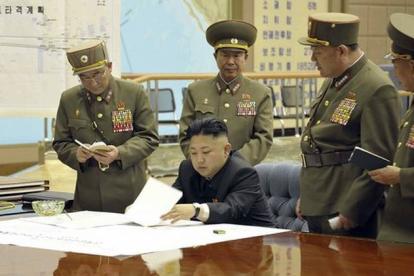 Kim Jong-un y oficiales de Corea del Norte estudian el plan de ataque.
