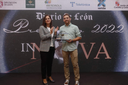 Nicolás Yuste, hermano de la premiada, recoge el galardón de manos de Adriana Ulibarri, presidenta de Diario de León. RAMIRO