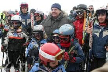El presidente del Principado, Álvarez Areces, posa en Fuentes de Invierno con pequeños esquiadores
