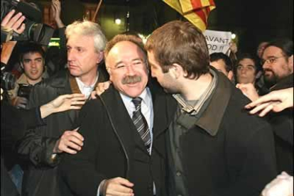 Pero en enero de 2004 se produjo la sorpresa de la precampaña. Carod se había reunido con ETA a espaldas de Maragall, quien le destituía de su cargo. El líder anunciaba ante sus admiradores que, de todas formas, sería el candidato a las generales.