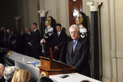 El excomisario europeo Mario Monti habla con la prensa tras su reunión con Napolitano.