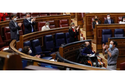 Pablo Iglesias aplaude a sus diputados en su despedida. CHEMA MOYA