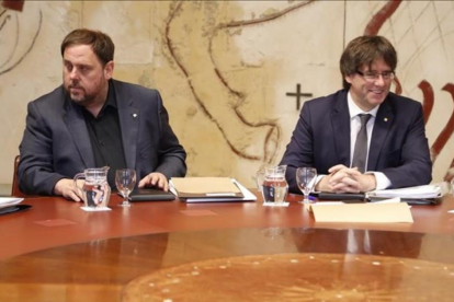 Oriol Junqueras y Carles Puigdemont, durante la reunión del Consell Executiu, este martes.