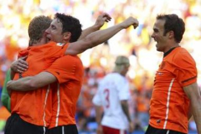 Los jugadores holandeses celebran el gol de Dirk Kuyt (i) contra Dinamarca.