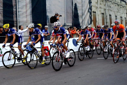 El pelotón de ciclistas sub-23 compite en los mundiales de ciclismo 2013 en Florencia.