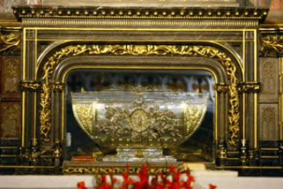 El arca con los restos de San Isidoro se halla en el altar mayor de la iglesia.