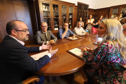 Reunión del alcalde de Ponferrada y el consejero con la presencia de los concejales de Vox. ANA F. BARREDO