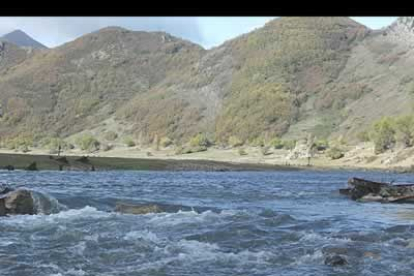 El río luna, que riega la comarca, nace en el extremo suroccidental de Babia, de la unión de los arroyos de Valmayor y Peñalba.