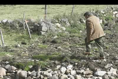 A pesar de la galopante despoblación ningún pueblo queda vacío en invierno. Entran las nieves y cierran los puertos de Ventana y de Somiedo y la gente resiste.