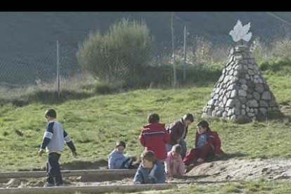 En Huergas está la única escuela de Babia. El curso pasado se clausuró la unitaria de Piedrafita de Babia y en catorce años cerraron también las de Abelgas, en Luna, San Emiliano y Quintanilla.