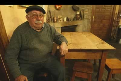 Daniel Martínez. 70 años al frente del bar de La Cueta.