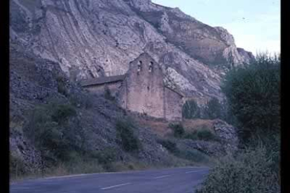 Iglesia de Pruneda, al fondo.