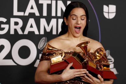 Rosalía posa con los cuatro Grammys. CAROLINE BREHMAN