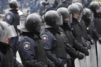 Un grupo de agentes antidisturbios vigila durante el centro de Kiev (Ucrania) hoy, martes 28 de enero de 2014. El centro de Kiev sigue prácticamente tomado por miles de manifestantes que, aunque mantienen una tregua con la policía antidisturbios.