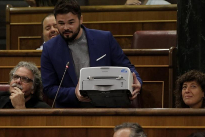 Rufián muestra una impresora durante la sesión de control al Gobierno, este miércoles.