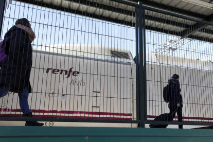 Trenes y pasajeros en la estación leonesa. MARCIANO PÉREZ