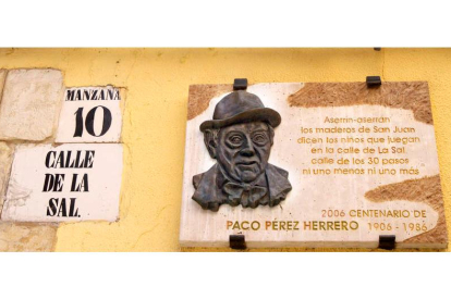 Placa que conmemora el centenario del poeta leonés en la Calle de la Sal, donde se recuerda un verso suyo