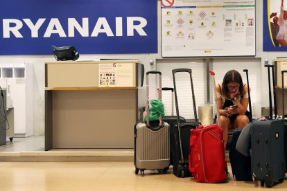 Ocu y Facua piden al gobierno que investigue el abusivo cobro de equipaje de mano de Ryanair /