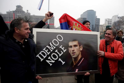 Varios aficionados serbios muestran su apoyo a Djokovic. CUKIC
